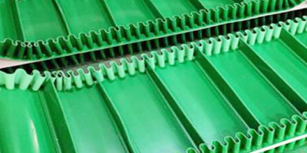 What are the differences between straight plate type and curved or folded type flaps of industrial belts