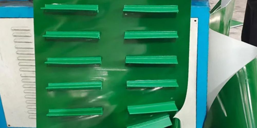 What is the difference between industrial light conveyor belts and ordinary light conveyor belts?