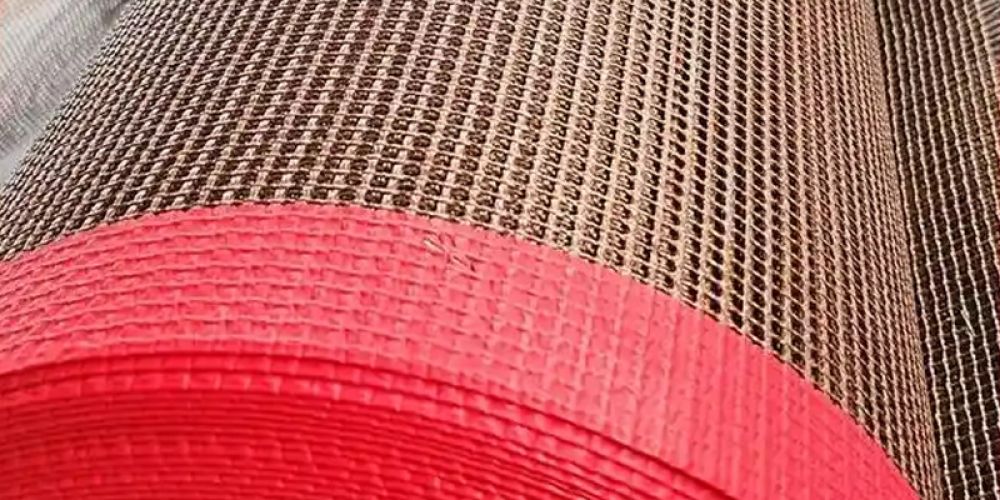 Which conveyor belt is more suitable for use in high temperature environments?